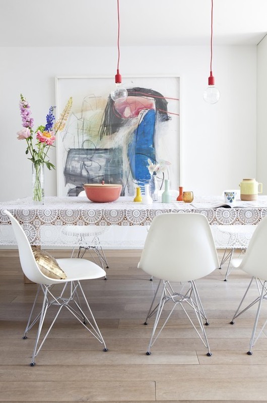 Modern dining room with florals. Gostco via Vtwonen.Modern dining room with florals. Gostco via Vtwonen.